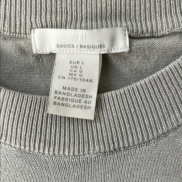 H&M Gray Short Sleeve Sweater Tee - Picture 2 of 6